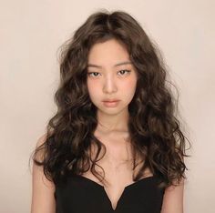 Jennie Kim Curly Hair, Kpop Idol Curly Hair, Korean Girl Curly Hair, Hispanic Curly Hair, Asian Curly Hair, Asian Hair Perm, Curly Asian Hair, Wavy Hair Perm