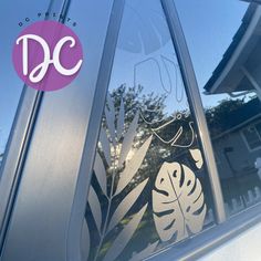 an image of a window with the words dc on it