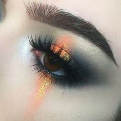 Unique eye makeup.  Halloween makeup, Halloween makeup inspiration Two Tone Eyeshadow, Eye Makeup Halloween, Unique Eye Makeup, Makeup Bibir, Fantasy Make-up, Make Up Designs