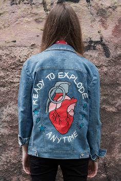 The Grenade. Jaqueta jeans pintada a mão e inspirada no filme editorial "The Grenade". Hand painted denim jacket. Inspired in the short film "The Grenade". Hand Painted Denim Jacket, Embroidered Jean Jacket, Diy Jeans, Mode Grunge