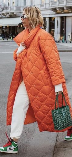 Orange Coat, Mode Inspo, Bank Holiday, Mode Inspiration, White Pants, Winter Fashion Outfits, Fall Winter Outfits, Urban Fashion, Look Fashion