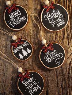 Merry Christmas Ornaments Diy, Christmas Round Ornaments, Diy Christmas Items To Sell, Christmas Wooden Slices, Wood Rounds Ornaments, Wooden Round Christmas Ornaments, Cricut Wood Ornaments, Round Wooden Ornaments Diy, Christmas Ornaments Homemade Wood