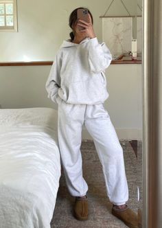 Sweatsuit Set Aesthetic, Cute Sweatsuit Outfits, Sweat Sets Aesthetic, Bodysuit Sweatpants Outfit, Cute Sweat Sets, Matching Sweatsuit Outfits, Cute Tracksuits, Matching Set Outfit Sweats, Comfy Sweatpants Outfit