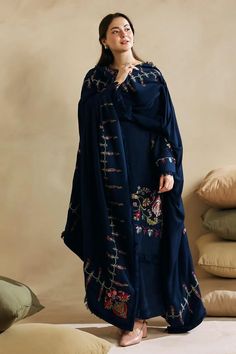 Winter Pakistani Suits, Zara Shahjahan, Embroidered Shawl, Desi Fashion Casual, Pakistani Fancy Dresses, Pakistani Fashion Party Wear, Desi Clothes, Simple Pakistani Dresses