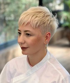 Blonde Undercut Pixie Crop Crop Pixie Haircut, Very Short Undercut Pixie, Short Sides Pixie, Pixie Cropped Hair, Short Blonde Hairstyles Pixie, Cropped Pixie Haircut, Pixie Cut Bangs, Pixie 2022, Blonde Undercut Pixie