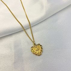 Abraza la belleza de la fe y el amor con nuestro collar con cruz de corazón bordado. Esta elegante pieza presenta una cruz bellamente bordada dentro de un colgante en forma de corazón, creando un símbolo sincero de devoción y espiritualidad. Con sus intrincados detalles y su diseño atemporal, es el accesorio perfecto. Heart Cross Necklace, Embroidered Cross, Cross Heart, Golden Heart, Gold Cross Necklace, Embroidered Heart, Wood Crosses, Gold Cross, Hair Styling