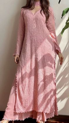 Chikankari Kurta Set Indian Kurti Sets Designs, Kurta Set Outfit, Kurta Designs Women Chikankari, Trending Kurta Designs Women, Traditional Dresses Kurti, Stylish Back Designs For Suits, Desi Fancy Dresses, Aesthetic Kurta Sets For Women, Kurta And Plazo Design