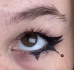 Alt Liner Makeup, Thick Eyeliner Grunge, Mall Goth Eyeliner, Goth Makeup Looks Eyeliner, Makeup Alt Goth, Puppy Liner Alt Makeup, Eyeliner Styles Alt, Grunge Eyeliner For Hooded Eyes, Alt Eyeliner Ideas