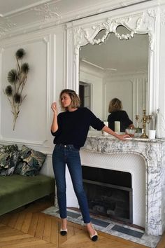 Style Chic Parisien, French Clothing Brands, Dress Like A Parisian, Style Parisienne, Parisienne Chic, Parisian Chic Style, Capsule Wardrobe Essentials, Parisian Women, French Outfit