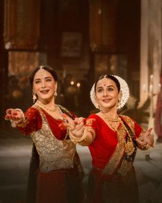 #madhuridixit#vidyabalan#bhoolbhulaiya3#amijetomersong Bollywood Aesthetics, Funny Poems, Vidya Balan, Indian Photoshoot, Madhuri Dixit, Heart Images, Bollywood Stars, Diva, India