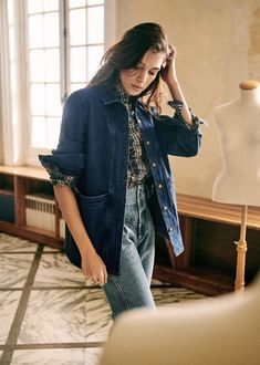 Tomboy Shirts, Cotton Textile, Chore Jacket, Oversized Jacket, Dark Jeans, Printed Denim, Cultura Pop, Parisian Style, Jacket Outfits