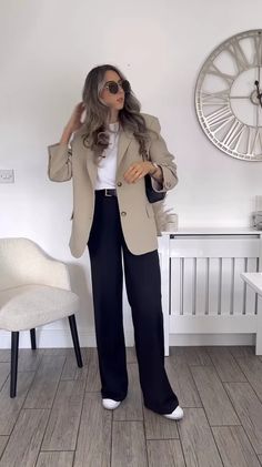 Jeans Semi Formal Outfits Women, Comfy Office Outfits Women, How To Style A Beige Blazer, Chic Work Outfits Women Winter, Clinical Psychologist Outfit, Bussines Women Outfits, Architect Outfit Women Construction, Light Beige Blazer Outfit, Smart Office Wear Women