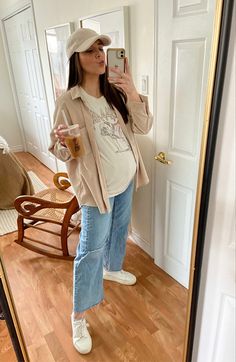 Stylish maternity outfit ideas Everyday Outfits For Pregnant Women, Pregnant Trendy Outfits, T Shirt Maternity Outfit, Skater Maternity Outfits, Graphic Tee Maternity Outfit, Maternity Outfits With Sneakers, Cool Mom Maternity Style, Cold Spring Maternity Outfit