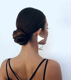 ✓✓Chignon bas au fini ultra-plaqué...le sleek bun" est la coiffure tendance préférée des filles stylées. La preuve en images...!! Vidal Sassoon Hair Color, Hairstyles Down, Easy Bun Hairstyles For Long Hair, Cool Hair Designs, Pink Blonde Hair, Wedding Hair Half, Chignon Hair, Curls For Long Hair