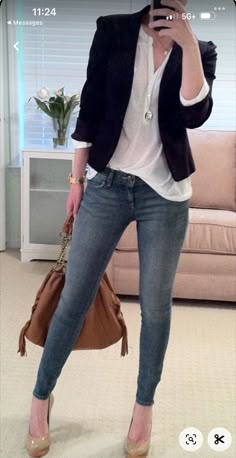 Casual Chique Stijl, How To Wear Blazers, Eaton Centre, Outfit Chic, Outfit Trends, Womens Clothes, Clothing Stores