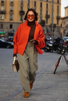 Street Style 2024 Fall, Monochromatic Outfit Street Style, What Colors Go With Red, Red Purse Outfit, Moda Over 40, Short Jackets, Milan Fashion Week Street Style, Colorful Outfits, Mode Hippie