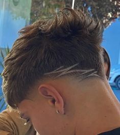 Low Drop Fade With Design, Low Taper Fade Haircut Design, Burst Fade V Neck, Hair Lines For Men, Brown Highlights Straight Hair, Low Fade With Design, Mid Fade En V, Low Fade Hair, Low Fade En V