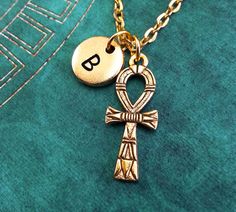 Ankh-Halskette, personalisierte Collier, ägyptische Anhänger, benutzerdefinierte Halskette erste Halskette Monogram Halskette Gravur Charm Gold Ankh Keychain Personalized Symbolic Brass Charm Necklaces, Symbolic Personalized Brass Charm Necklaces, Personalized Brass Charm Necklaces, Symbolic Personalized Charm Necklaces, Egyptian Pendant, Ankh Necklace, Monogram Keychain, Necklace Initial, Monogram Necklace