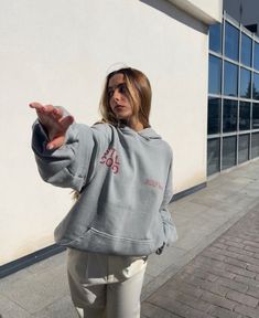 Sudadera gris claro lavada Brand Hoodies, Cold Culture, Streetwear Clothing Brand, Outdoor Photoshoot, Streetwear Clothing, Streetwear Outfit, Oversize Hoodie, Creative Photography, Quarter Zip