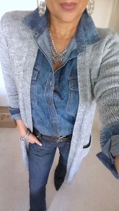 My look today! It's Double "in.denim.ity" day with a Denim on Denim street style! Get the look: Dark washed boot-cut jeans with a favorite light colored denim shirt and a long grey sweater. Casual, sassy and chic! Remember to "pop" that collar for the final touch! - M|k Looks Total Jeans, Denim Street Style, Cooler Style, Mode Casual, Fashion Over 50, Mode Inspiration