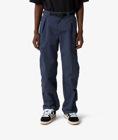 Founded in 1922, Dickies has been a pioneer in workwear fashion, with a vision of durability and style. The TDC Oversized 874 Pants from Dickies are a must-have for Fall/Winter 2024. These Azul pants are a modern take on the classic 874 style, known for its comfort and versatility. Whether you're at work or out and about, these Pantalones will keep you looking sharp. Upgrade your wardrobe with these timeless pieces, available now on SVD. 874 Pants, Utility Pants, Workwear Fashion, Fall Winter 2024, Look Casual, Winter 2024, Work Pants, Blue Hues, Denim Pants