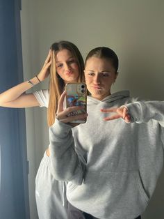 Friendship Pics, Happy Sisters, Bff Photoshoot, Self Portrait Poses, Summer Friends, Copenhagen Style