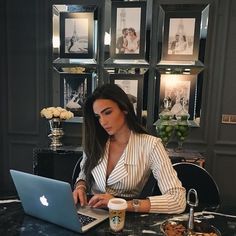 Luxury Lifestyle Women, Business Photoshoot, Rich Girl Lifestyle, Luxury Lifestyle Dreams, Foto Poses