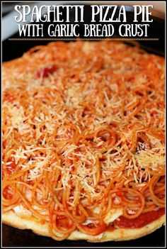 a close up of a pizza on a pan with text overlay that reads spaghetti pizza pie with garlic bread crust