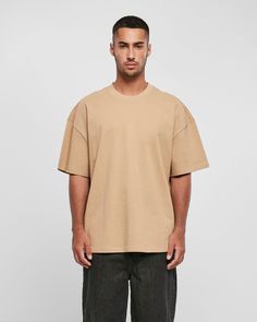 Dieses Herren Box T-Shirt in kantigem Design bietet nicht nur einen weiten Oversized Fit, sondern überzeugt auch mit einem schweren Baumwollstoff. Die großzügig überschnittenen Schultern und der klassische Rundhalsausschnitt machen es zu einem stilvollen und bequemen Begleiter. Perfekt für trendbewusste Männer mit hohen Ansprüchen an Qualität und Design. Material & Grammatur 100% Baumwolle 300 g/m² Tshirts Mockups, Mens Leisure Wear, Round Off, Shorts Sweatpants, Blank T Shirts, Boxing T Shirts, Beige Top, Clothing Mockup, Stay True