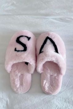 Victoria Secret House Slippers Slippers Victorias Secret, Victoria's Secret Slippers, Pink House Slippers, Victoria’s Secret Slippers, Pink Fur Slippers, Pink Christmas Gift Ideas, Victoria Secret Bedroom Ideas, Girly Birthday Gifts, Girly Stuff To Buy