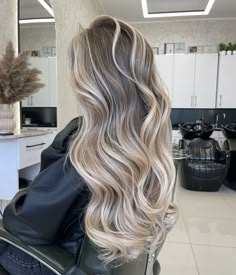 Platinum Hair Tan Skin, Frosting Hair Highlights, Trend Hair Color 2024, Winter Hair Color Ideas For Blondes, Balayage Blonde Hair, Bday Hair