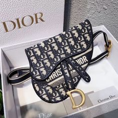 - Dior Oblique canvas- "D" accent at front flap- Antique gold finish metal- Removable black canvas belt with "CD" closure at front- Large interior compartment and 1 patch pocket- Can be as a belt, on shoulder, crossbody or as a clutchSize: 20 x 17 x 2.5 cm Saddle Pouch, Brand Purses, Dior Oblique, Canvas Belt, Dior Saddle, Belt Pouch, Black Canvas, Casual Backpack, Lady Dior