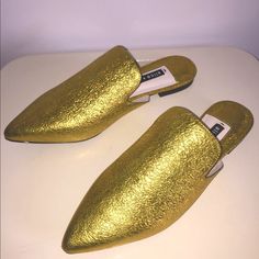 New With Box Leather Heel Height 1/2” Alice + Olivia Madalyn Loafer Mule In Saffron Gold. Slip-On Flat Shoes. Gold Flat Mules For Spring, Gold Party Loafers With Round Toe, Gold Mules For Spring Workwear, Elegant Gold Mules For Workwear, Gold Slip-on Mules For Spring, Gold Slip-on Mules For Work, Gold Pointed Toe Leather Loafers, Gold Flat Heel Loafers For Party, Gold Mules For Work