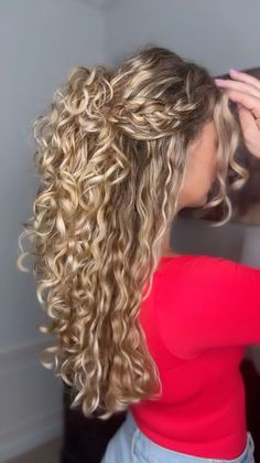 The half-up half-down look is a classic and effortless style for curly hair. This hairstyle allows you to show off your natural curls while keeping the top portion pulled back, creating a balanced and polished appearance. The half-up half-down style is perfect for any occasion, from casual outings to formal events. Add a twist or braid to the top section for a more intricate, bohemian vibe. This look works well for all curl types, giving you the best of both worlds. Wedding Hair Down Natural Curls, Hairstyles For Curly Hair Fancy, Beautiful Hairstyles With Braids, Super Curly Formal Hairstyles, Brunette Curly Hairstyles, Half Up Half Down Curly Hairstyles Wedding, Wedding Hairstyles Half Up Half Down Curly Hair, Curly Updo Half Up Half Down, Curly Half Up Half Down Hairstyles Prom