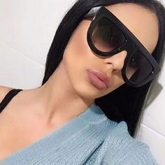 Pretty Black Flat-Top Sunglasses Celebrity Sunglasses, High Fashion Accessories, Cat Eye Sunglasses Women, Aviator Sunglasses Mens, Summer Sunglasses, Oversize Fashion, Cat Eyes, Vintage Eyewear, Stylish Sunglasses