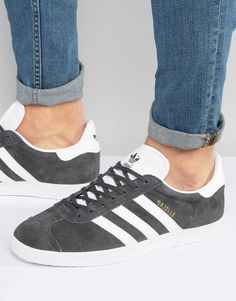 Zapatillas de deporte de adidas Originals Código del proveedor: BB5480 Exterior de ante Cierre de cordones Tres rayas de la marca Logo de adidas Originals en el puño y la lengüeta Suela en contraste Dibujo moldeado Usar un protector de cuero Exterior: 50% cuero auténtico, 50% otros materiales Grey Outfit Men, Adidas Gazelle Grey, Adidas Originals Logo, Adidas Originals Gazelle, Striped Sneakers, Day Fashion, Adidas Brand, Sneaker Stores, Grey Outfit