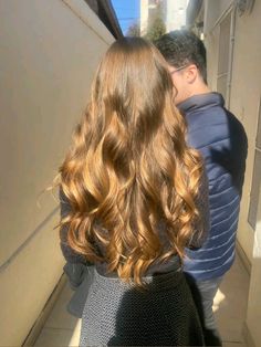 cabelo loiro mel, butterfly haircut, ondulado Rambut Brunette, Butterfly Haircut, Brunette Hair With Highlights, Girl Haircut, Dark Blonde Hair, Penteado Cabelo Curto, Long Blonde, Dark Blonde, Long Blonde Hair