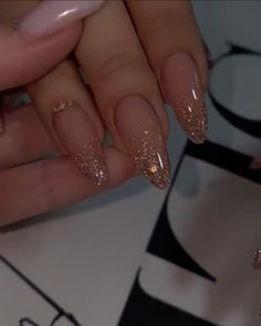 Elegant Golden Nails, Gold Sparkle Ombre Nails, Gala Nail Ideas, Champagne Sparkle Nails, Nytårs Outfit, Nude Gold Nails, Gala Nails, Gold Gel Nails, Champagne Nails