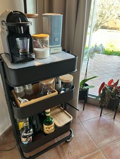 Organized coffee corner Raskog Coffee Cart, Dorm Coffee Cart, Coffee Cart Ideas Small Spaces, Coffee Cart Home, Coffee Station Cart, Home Mini Bar Ideas, Coffee Set Up, Cute Coffee Corner, Coffee Corner Ideas Small Spaces