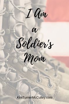 a pair of shoes with the words i am a soldier's mom