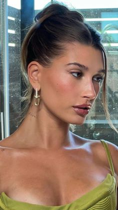 Estilo Hailey Baldwin, Apply Concealer, How To Apply Concealer, Sleek Hairstyles, Hailey Bieber, Makeup Artists, How To Make Hair