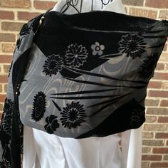 Vintage black silk burnout velvet scarf with floral design. 100% silk lining with swirl design. Detail Art Deco style. Luxurious oblong silk scarf made by Zazou Luxe.  A fashion accessory to be treasured. Fabric is 90% rayon, 30% silk, 100% silk lining. Condition: Impeccable Measurements: 58" x 9.5" Geometric Scarf, Design Scarf, Velvet Scarf, Velvet Burnout, Black Scarf, 1970s Fashion, Vintage Scarf, Long Scarf, Silk Velvet