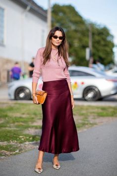 Satin Skirt Street Style, Silk Skirt Outfit, Satin Skirt Outfit, Maroon Skirt, Walking Down The Street, Burgundy Skirt, Slip Skirts, Fashion Trends Winter