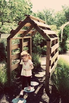 A few old pallets used in a garden Pallet Playhouse, Diy Playhouse, Outdoor Play Area, Garden Arbor, Children's Garden, Natural Playground, Outdoor Classroom, School Garden