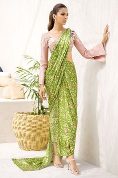 India Style, Trendy Fashion Outfits, Silk Sari, India Fashion, Pink Blouse, How To Dye Fabric, Raw Silk, Floral Printed, Embroidered Flowers