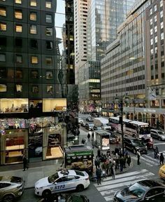 a busy city street filled with lots of traffic