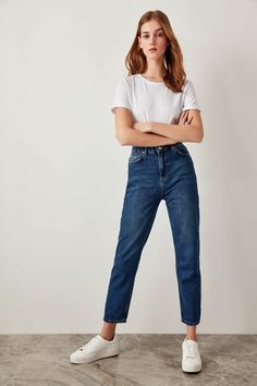 Women High Waist 80s Casual Straight-led Denim Pants  Price: 44.50 & FREE Shipping  #americanoutfit Comfy Jeans Outfit, 80s Jeans, Moda Hippie, Blue Mom Jeans, Blue Jean Outfits, Mom Jeans Outfit, Outfit Jeans, Jeans Casual, Jeans Outfit