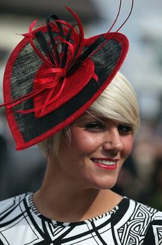 Aintree Ladies' Day 2012 - Fashion Police Files Facinator Hats, Fascinator Hats Outfit, Fascinator Hats Diy, Fascinator Hats Wedding, Classy Hats, 2012 Fashion, Sinamay Hats