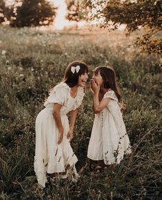 Fairytale Family Photoshoot, Flower Field Photoshoot Kids, Garden Family Photos, Sisters Portrait, Earth Tone Outfits, Sibling Photo Shoots, Boho Photoshoot, Mommy And Me Photo Shoot