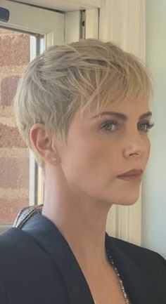 Growing Short Hair, Buzzed Hair Women, Curly Pixie Haircuts, Androgynous Hair, Short Hairstyles Fine, Really Short Hair, Short Hairdos, Spiky Hair